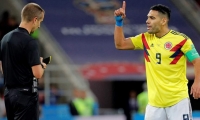 Radamel Falcao reclamando al árbitro Mark Geiger.