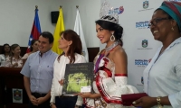 la Reina Internacional del Folclor, Isabella Margarita Vargas Mozo; en compañía de la la gobernadora del departamento del Magdalena, Rosa Cotes de Zúñiga y miembros de su gabinete.