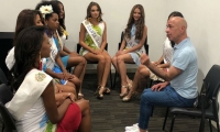 Fabián Chacón hablando con las candidatas a Capitana del Mar.