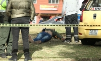 El agresor huyó en el taxi y se estrelló con un árbol. Se presume que ingirió la sustancia química y murió.