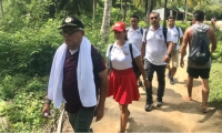 Adolfo Bula, secretario de gobierno, recorriendo los predios del Tayrona