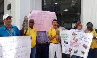 Protesta a las afueras de la Essmar por aguas residuales en Bastidas