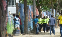 Muro en demolición por funcionarios de la Udep