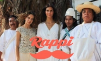 Toya Montoya junto a los indígenas de la sierra y Giselle Lacouture