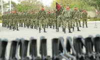 Entrega de armas a contingente de soldados.