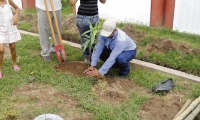 Siembra de arboles en conmemoración al día de la tierra
