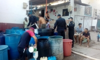 Las autoridades llevaron agua a barrios afectados 