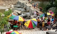 EL BALNEARIO LA MACARENA SIGUE CON SUS TALANQUERAS EN EL RÍO PIEDRAS. / CORTESÍA