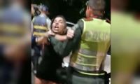 Mujer borracha ofende a agentes de tránsito 