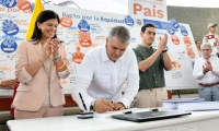 El presidente Iván Duque firmó este sábado la Ley que establece el Plan Nacional de Desarrollo.