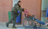 Momentos en que el taxista es ingresado al Hospital Universitario Julio Méndez Barreneche.