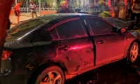 Carro accidentado en la entrada del barrio Galicia.