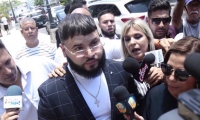 Farruko a la salida del Tribunal. 