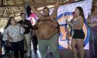 Rolando Javier Mena Salablanca (c), de 44 años, celebra luego de ganar el concurso "Papá Panzón" este viernes en Managua (Nicaragua). 