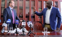  El presidente del Senado, Lidio García Turbay y 'Benkos Biohó'.