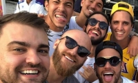 Neymar junto a sus amigos.