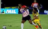 Freddy Hinestroza disputando el balón con Daniel Rojano.