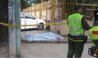 El cuerpo de la víctima quedó tendido en el andén.