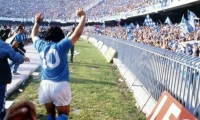 Maradona en un partido con el Nápoli.
