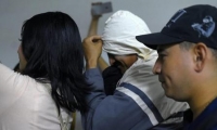 A la salida de la oficina del juez, el samario salió con el rostro oculto y allegados trataban de impedir que la prensa lo grabara y le tomara fotos.
