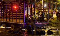 Así quedó el camión después de la explosión. 