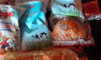 Por estas leches y panes le habrían cambiado el almuerzo a los niños de la comunidad de El Salto. 