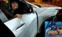 Seguimiento El ladrón rompió los vidrios de un carro y violentó los seguros de un taxi.
