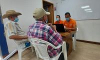 Los interesados deben presentar cédula de ciudadanía original y la fotocopia ampliada al 150% de la misma. 