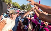 El precandidato presidencial Alex Char saludando a la gente del Magdalena.