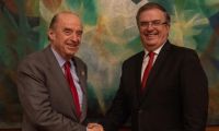 El canciller de Colombia, Álvaro Leyva, y su homólogo mexicano, Marcelo Ebrard. 