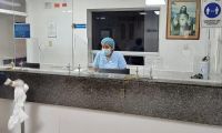 Un médico y una enfermera de la Clínica Madre Bernarda, minutos después del ataque violento por parte de un paciente herido.