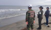 Autoridades en la Playa de Caño Dulce.