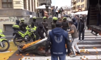 ¡Indignante! Policía y Alcaldía de Pasto decomisan naranjas a vendedor ambulante