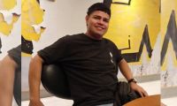 El joven Neider Cáceres resultó herido en el atentado.