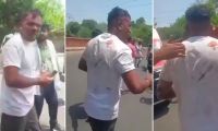 Vishwash Kumar Ramesh caminando hacia una ambulancia.