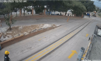 ¡De milagro! Vigilante evita que joven sea arrollada por tren regulador en Santa Marta