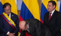 Álvaro Leyva el día de su posesión ante el Presidente Gustavo Petro
