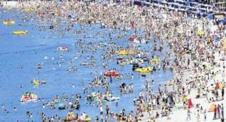 Playa del El Rodadero en temporada alta.