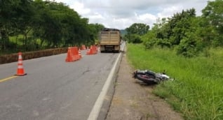 El cantante chocó contra una volqueta a la que trató de sobrepasar en la carretera y quedó atrapado bajo la llanta trasera del vehículo.