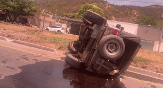 Conductor resulta herido tras aparatoso accidente cerca de Las Acacias