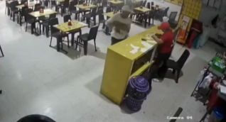 Ada Luz Pérez Santana falleció tras ser atacada en su lugar de trabajo. Las cámaras captaron el momento del ataque y el mensaje que dejó la banda ‘Los Costeños’ refuerza la hipótesis de extorsión.