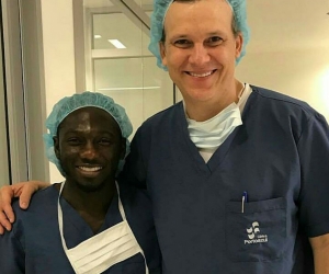 Yimmi Chará con el médico que atendió el parto de su esposa. 