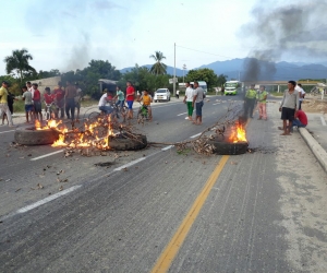 Bloqueos en la vía Santa Marta - Ciénaga.