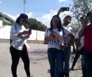 Un grupo de ciudadanos rodearon a la mujer y la grabaron. Denuncia que la agredieron verbalmente.