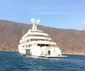 La familia de Bill Gates estuvo todo el día a bordo del mega yate, antes de partir con rumbo a las islas de San Bernardo del Viento.