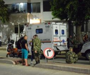 Militares lo trasladaron en una ambulancia hasta la Clínica Mar Caribe, donde falleció.