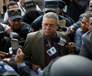 Foto: EFE Roberto Rodríguez (c), exdirector de INAPA, es ingresado al Palacio de Justicia, como parte de las detenciones.