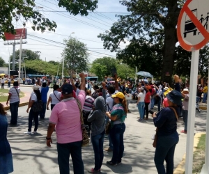 Los maestros bloquearon las vías en el sector de Mamatoco. 