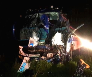 El bus quedó destruido en la parte frontal. 