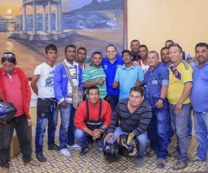 Alcalde y mototaxistas reunidos